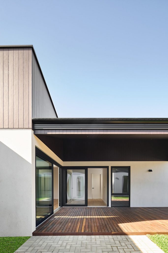 Thomason Residence-Carine-Superseed Architecture-04 Thomason Residence-Carine-Superseed Architecture-04-Modenr black alfresco