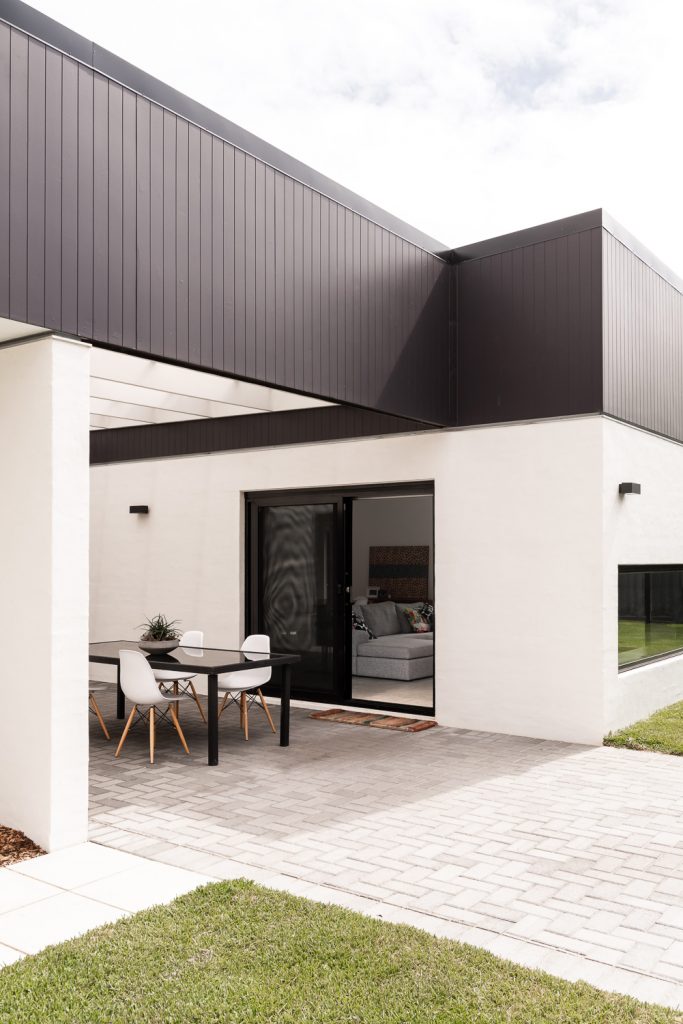 Zimmermann Residence-Mount Claremont-Superseed Architecture-32 Zimmermann Residence-Mount Claremont-Superseed Architecture-32-Monochrome Alfresco